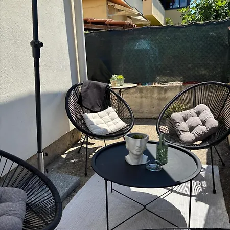 Apartment La *